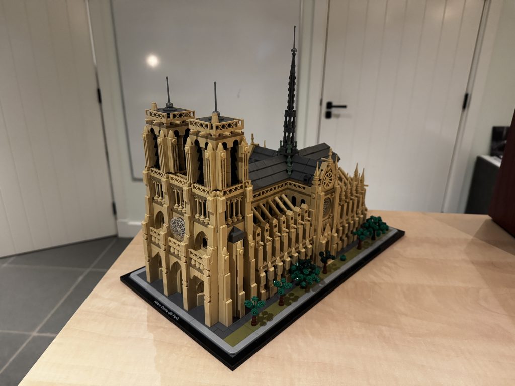 Compleet gebouwende LEGO Notre Dame set. 