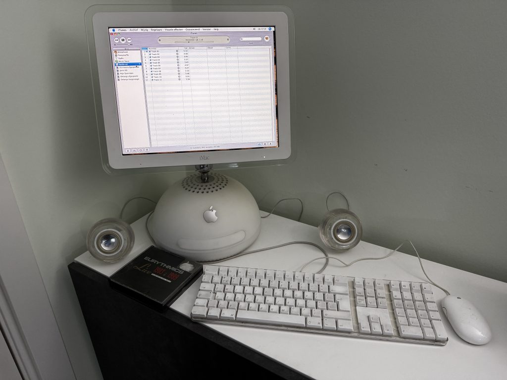 Foto van een oude iMac ("bolletje") welke een audio CD van de Eurithmics speelt. 